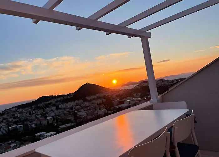 Breathtaking Sea View Apartment Near The Old City