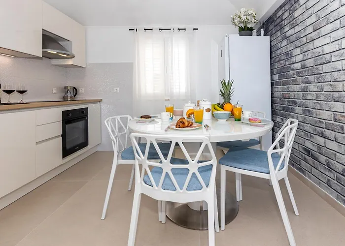 Breathtaking Sea View Apartment Near The Old City